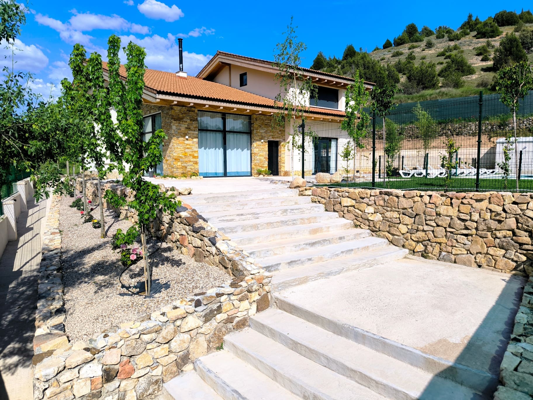 Entrada principal de la casa rural La Huertona de Castroserna
