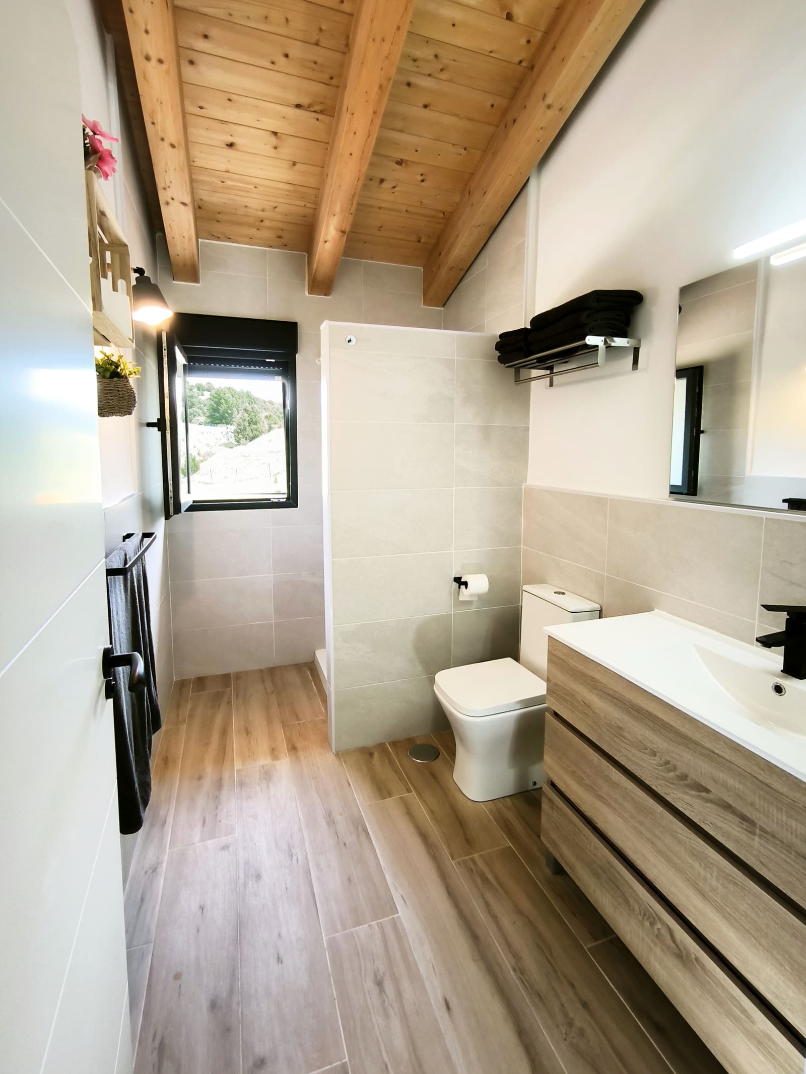 Bano ventana corregida — casa rural La Huertona de Castroserna (Segovia)