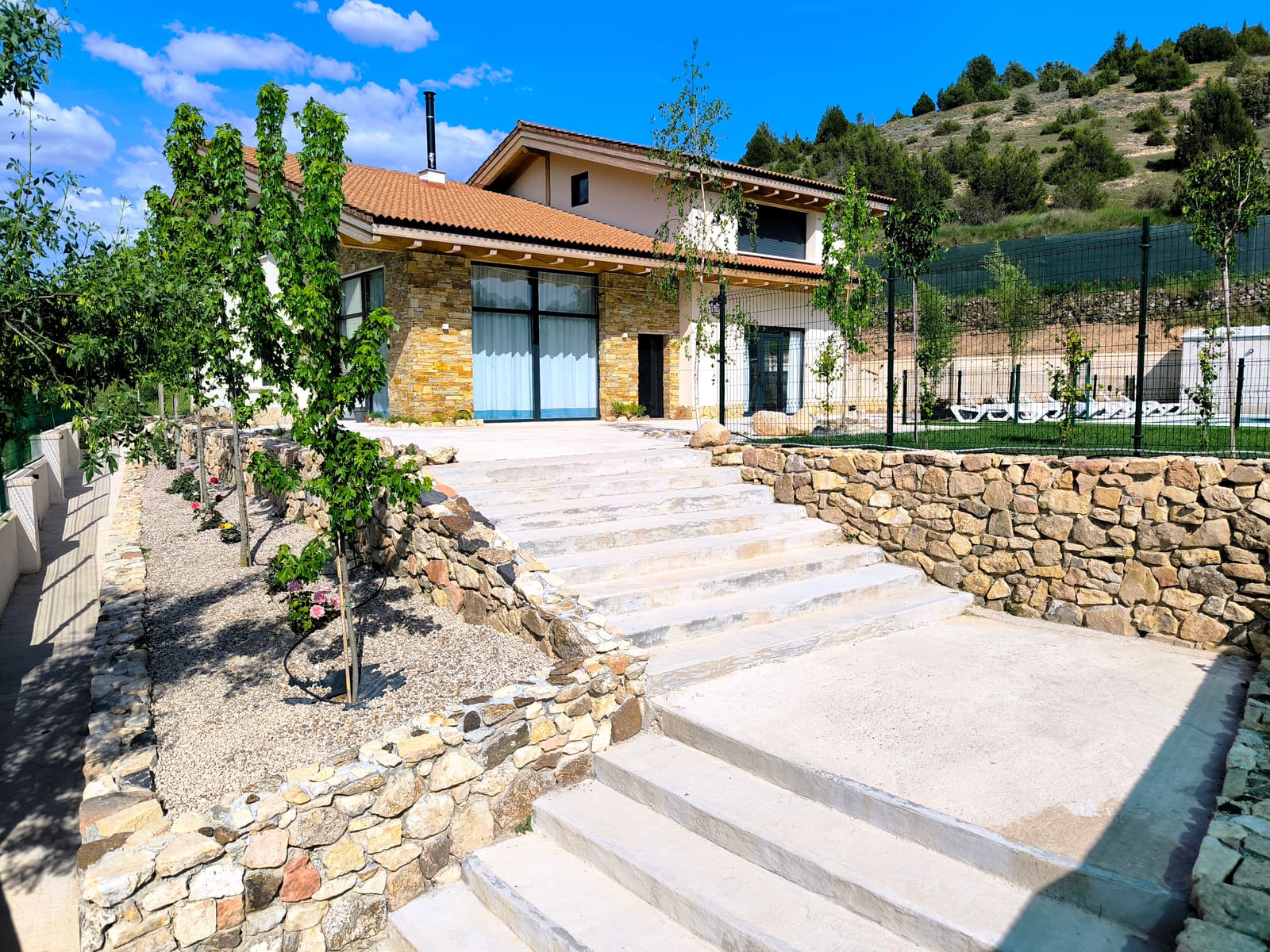 Fachada desde puerta — casa rural La Huertona de Castroserna (Segovia)