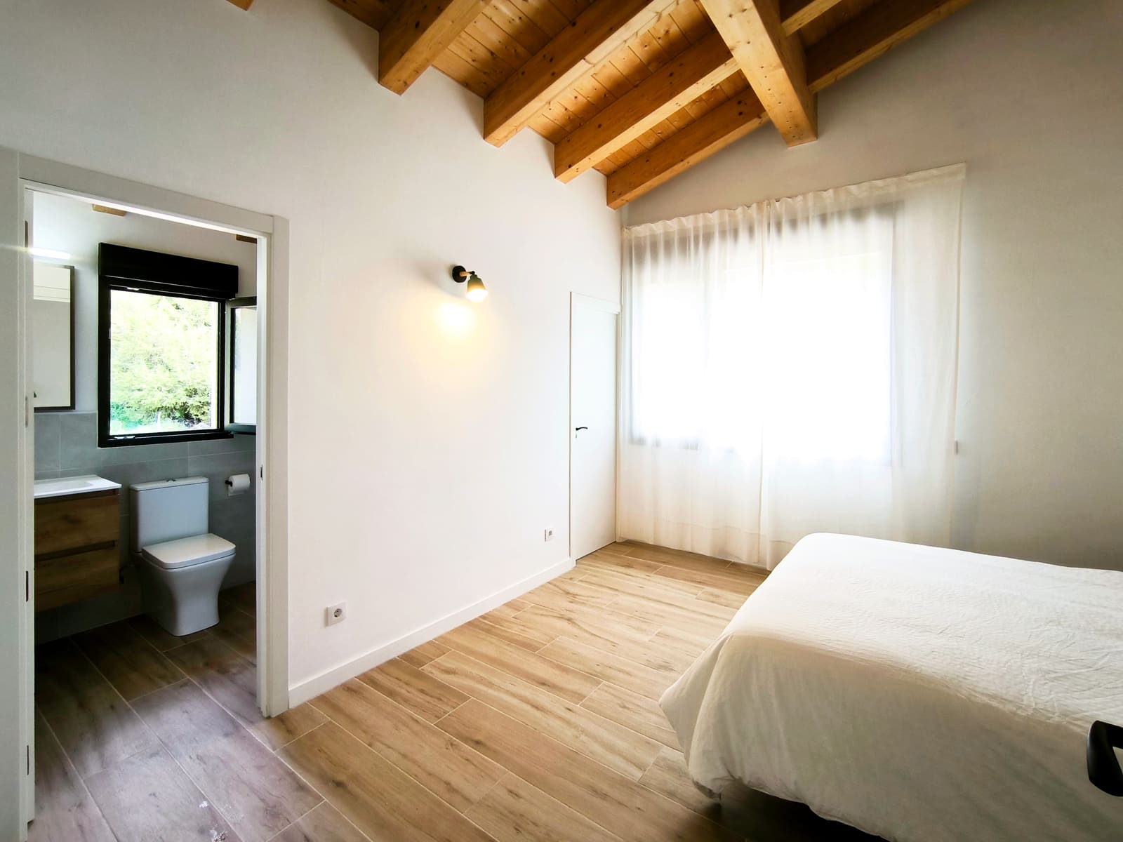Arriba con baño — casa rural La Huertona de Castroserna (Segovia)
