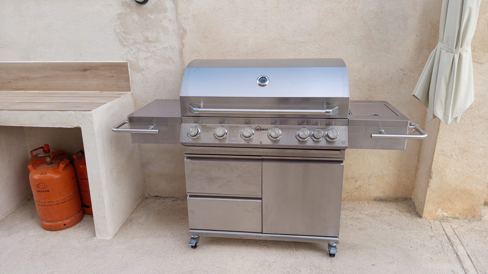 Barbacoa de gas — casa rural La Huertona de Castroserna (Segovia)